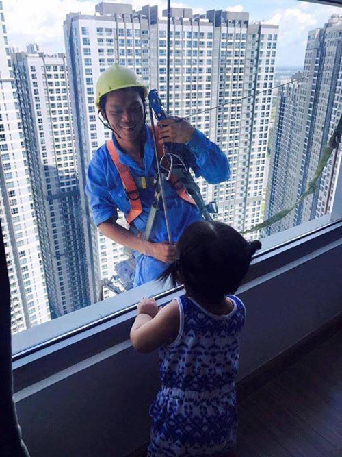 Thi công trọn gói dịch vụ lau kính nhà cao tầng giá rẻ nhất TpHCM