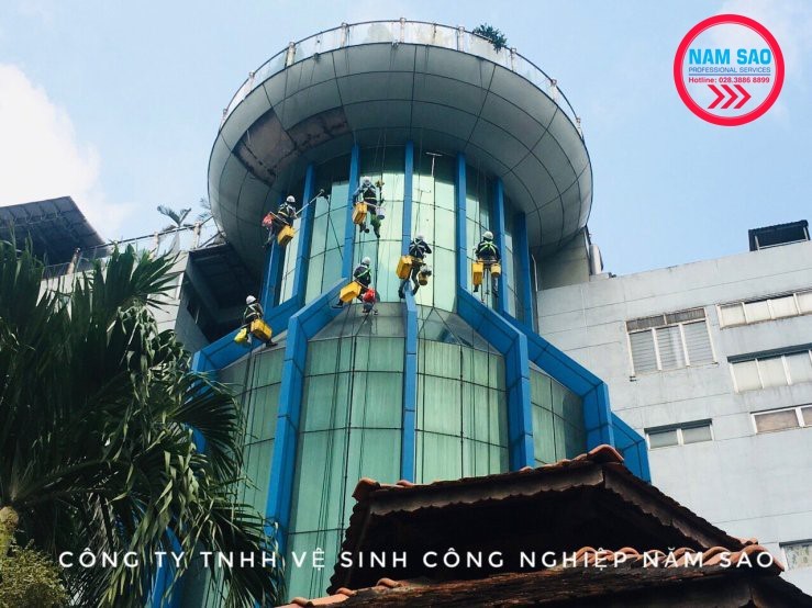 Top 5 dịch vụ lau kính nhà cao tầng tại Đồng Nai