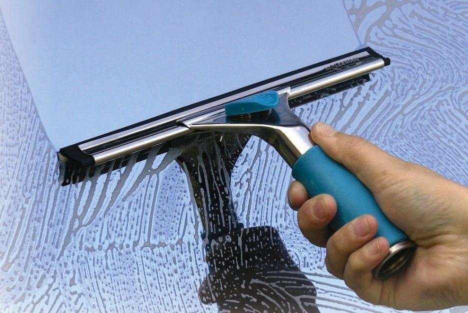 Cách làm sạch cửa sổ kính