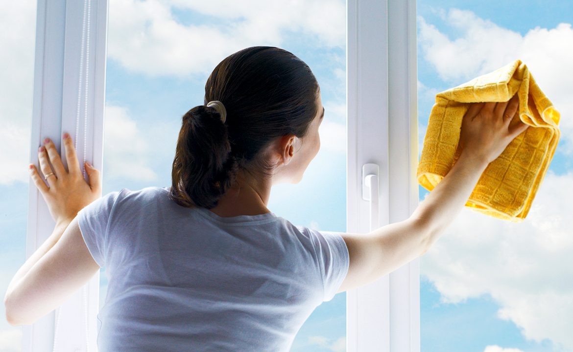 Cách làm sạch cửa sổ kính