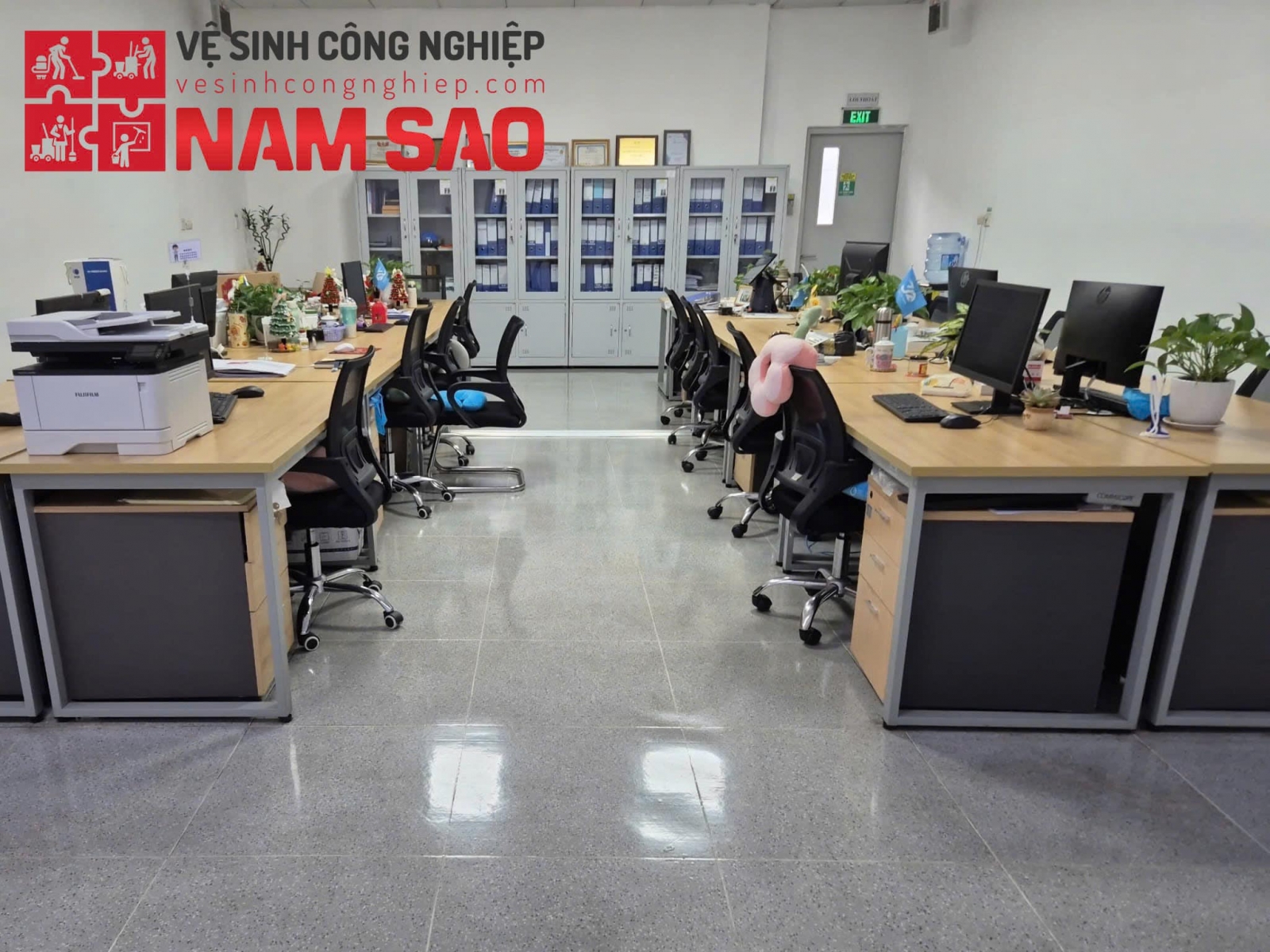 Kính sạch như mới, bí quyết từ chuyên gia vệ sinh Năm Sao