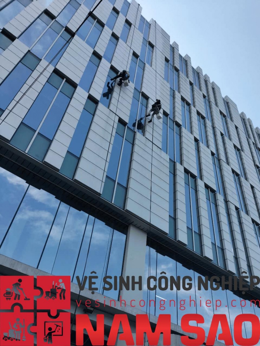 Dịch vụ lau kính vệ sinh chuyên nghiệp đáng tin cậy tại Vệ Sinh Năm Sao