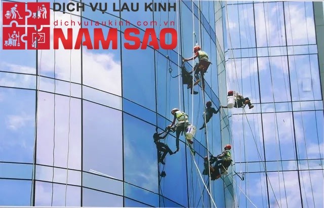 Bí Quyết tạo Độ Sang Trọng Cho mọi công trình với Dịch Vụ Lau Kính