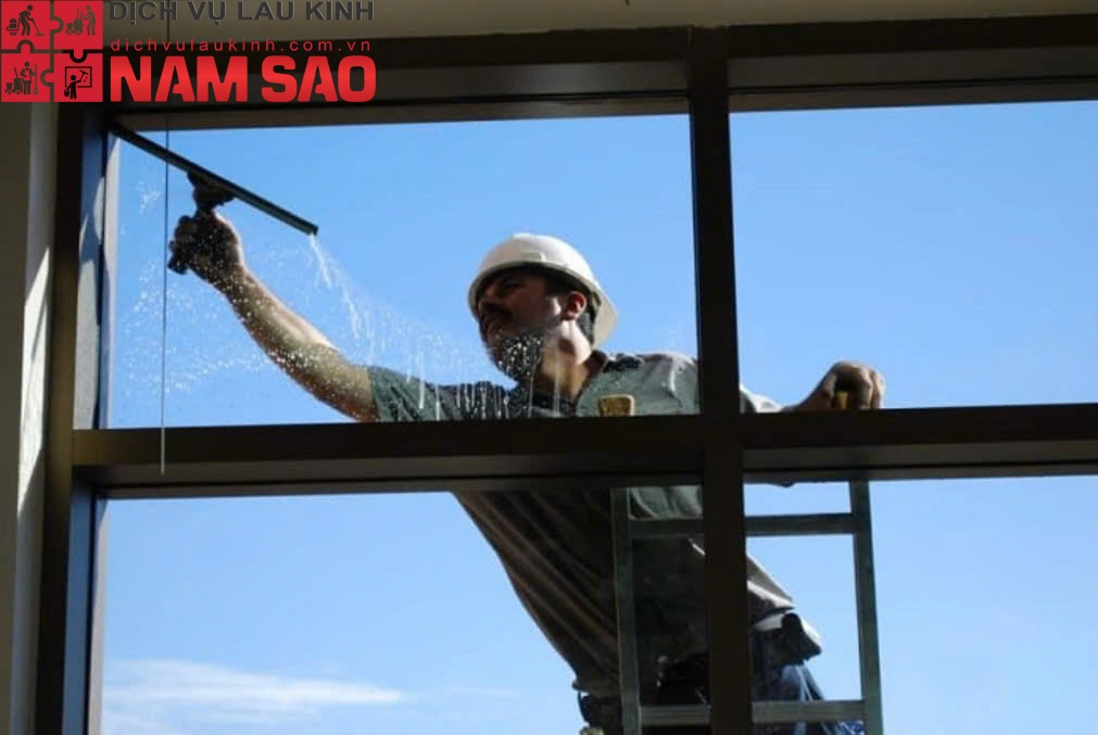 Chọn dịch vụ lau kính tại nhà không khó nếu bạn biết những điều này