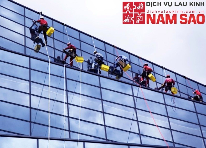 Lau Kính Cao Tầng – Càng Cao Càng Dễ Bị Ô Nhiễm, Bạn Có Biết?