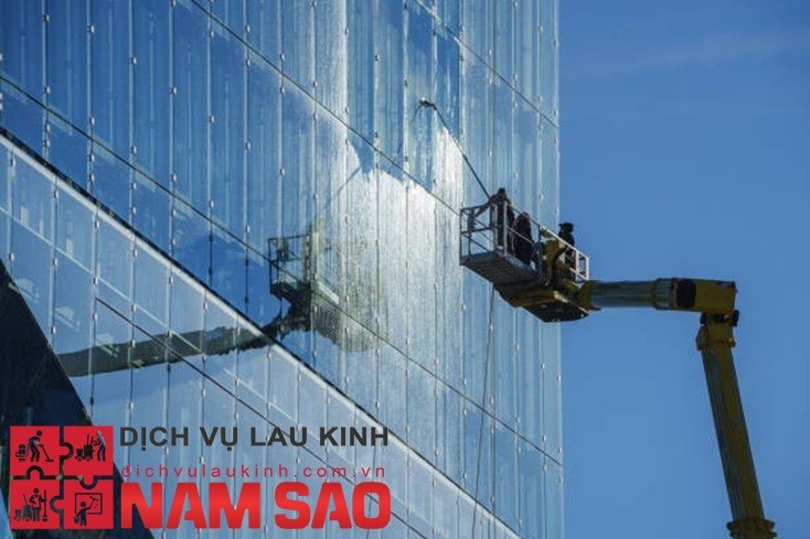 Lau Kính Cao Tầng – Càng Cao Càng Dễ Bị Ô Nhiễm, Bạn Có Biết?