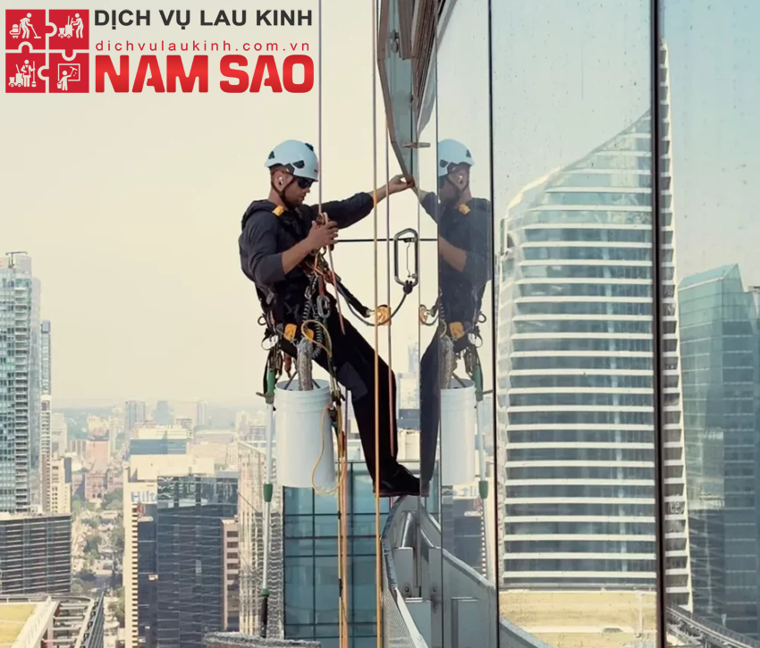 Lau Kính Cao Tầng – Càng Cao Càng Dễ Bị Ô Nhiễm, Bạn Có Biết?