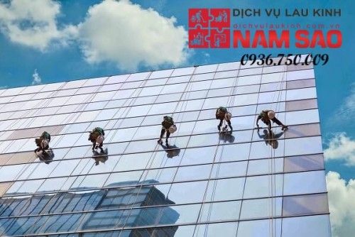 Lợi Ích Khi Sử Dụng Dịch Vụ Lau Kính Nhà Cao Tầng