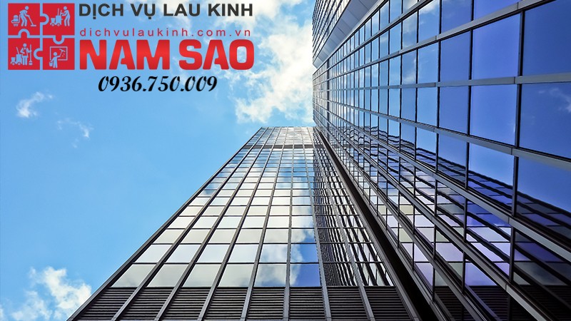 Lý do không nên vệ sinh kính khi trời nắng gắt