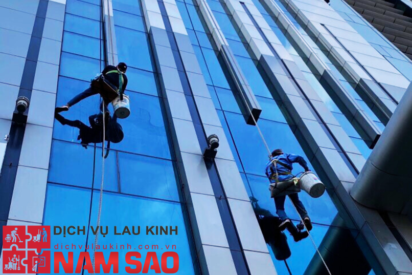 Tại Sao Dịch Vụ Lau Kính Theo Hợp Đồng Là Lựa Chọn Thông Minh Cho Các Tòa Nhà Chọc Trời?