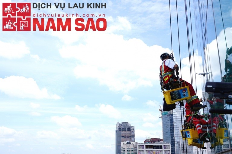 Tại Sao Dịch Vụ Lau Kính Theo Hợp Đồng Là Lựa Chọn Thông Minh Cho Các Tòa Nhà Chọc Trời?