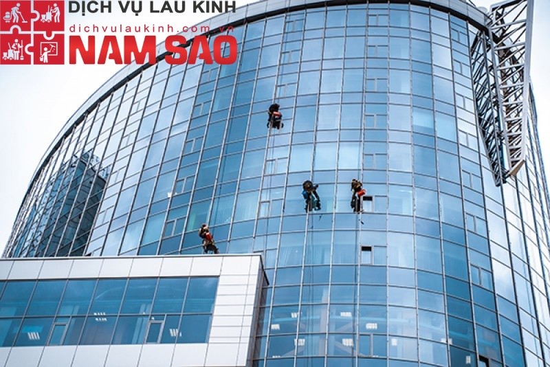 Tại Sao Dịch Vụ Lau Kính Theo Hợp Đồng Là Lựa Chọn Thông Minh Cho Các Tòa Nhà Chọc Trời?