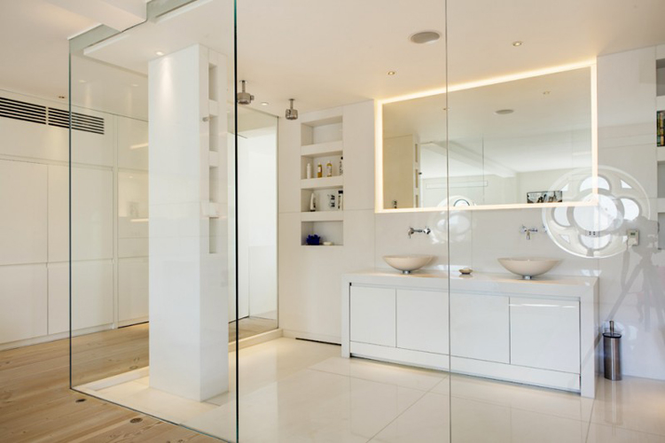 Hướng dẫn vệ sinh kính phòng tắm