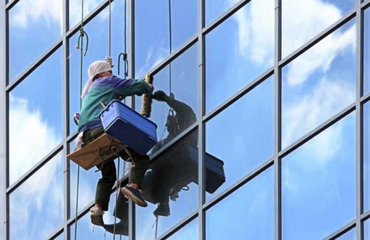 Kế hoạch vệ sinh kính tòa nhà bao lâu là hợp lý nhất