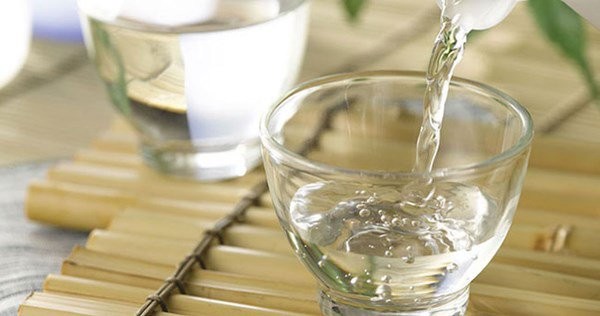Những dung dịch trợ lực cho việc lau kính dễ dàng