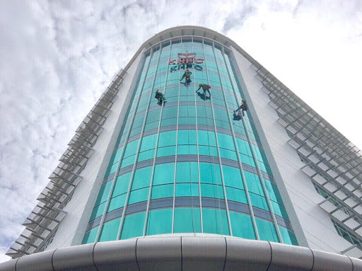Quy trình vệ sinh kính nhà cao tầng chuyên nghiệp