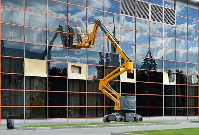 Quy trình vệ sinh kính tòa nhà cao tầng giá rẻ tại TPHCM