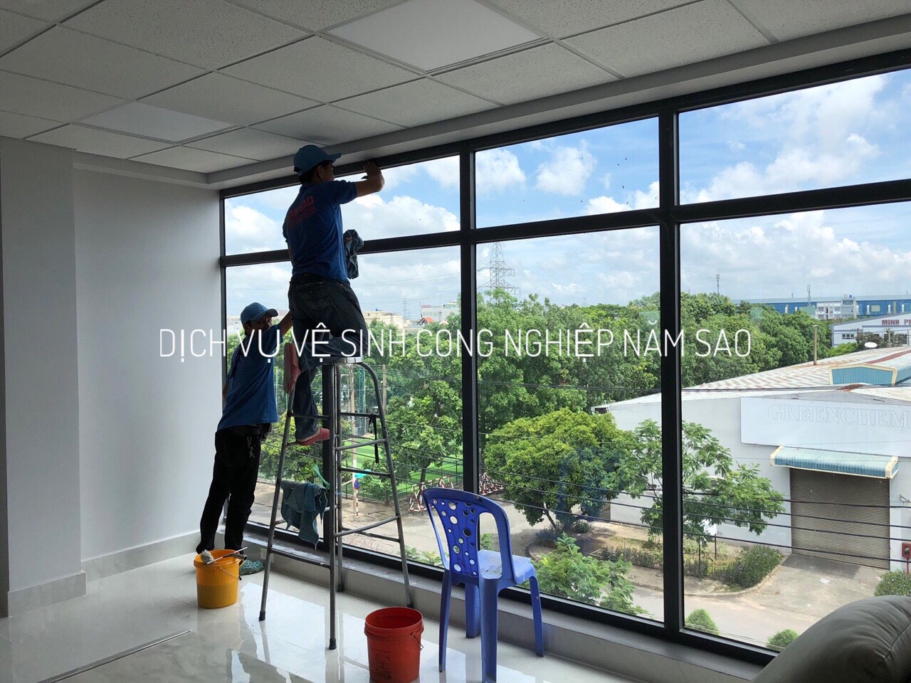 Thi công trọn gói dịch vụ lau kính nhà cao tầng giá rẻ nhất TpHCM