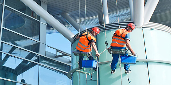 Top 4 dịch vụ vệ sinh kính nhà cao tầng uy tín tại Bình Dương