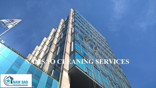 Top dịch vụ vệ sinh kính nhà cao tầng chuyên nghiệp