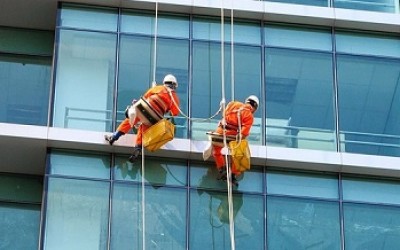 Dịch vụ lau kính tại nhà nhanh chóng tiện lợi