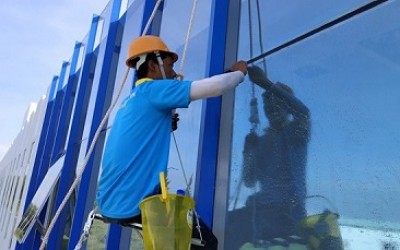 Vệ sinh kính những điều bạn có thể chưa biết về công việc này