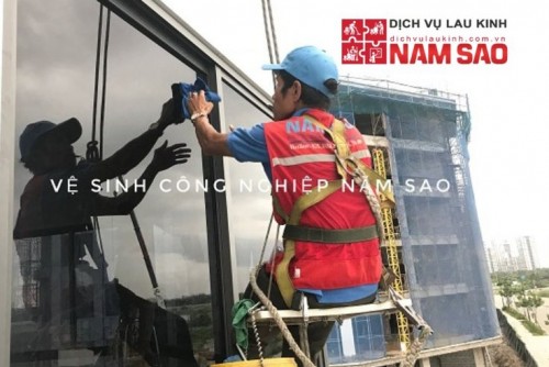 Năm Sao khẳng định tầm quan trọng của vệ sinh kính công nghiệp thường xuyên