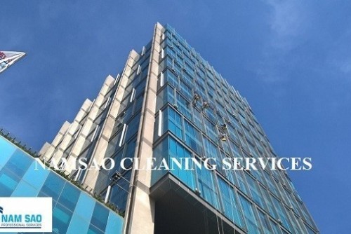 Top dịch vụ vệ sinh kính nhà cao tầng chuyên nghiệp
